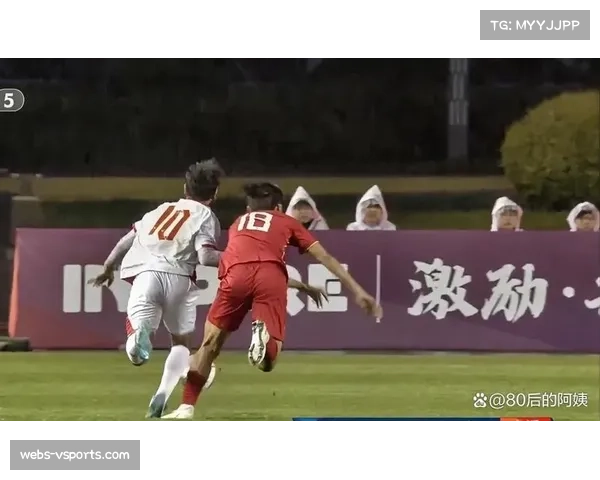 现场记录：雨战条件下，双方球员的跑动策略明显调整